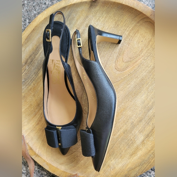 Salvatore Ferragamo Black Heels 9.5 B with Modern Elegance LIKE NEW Classc - Picture 2 of 11